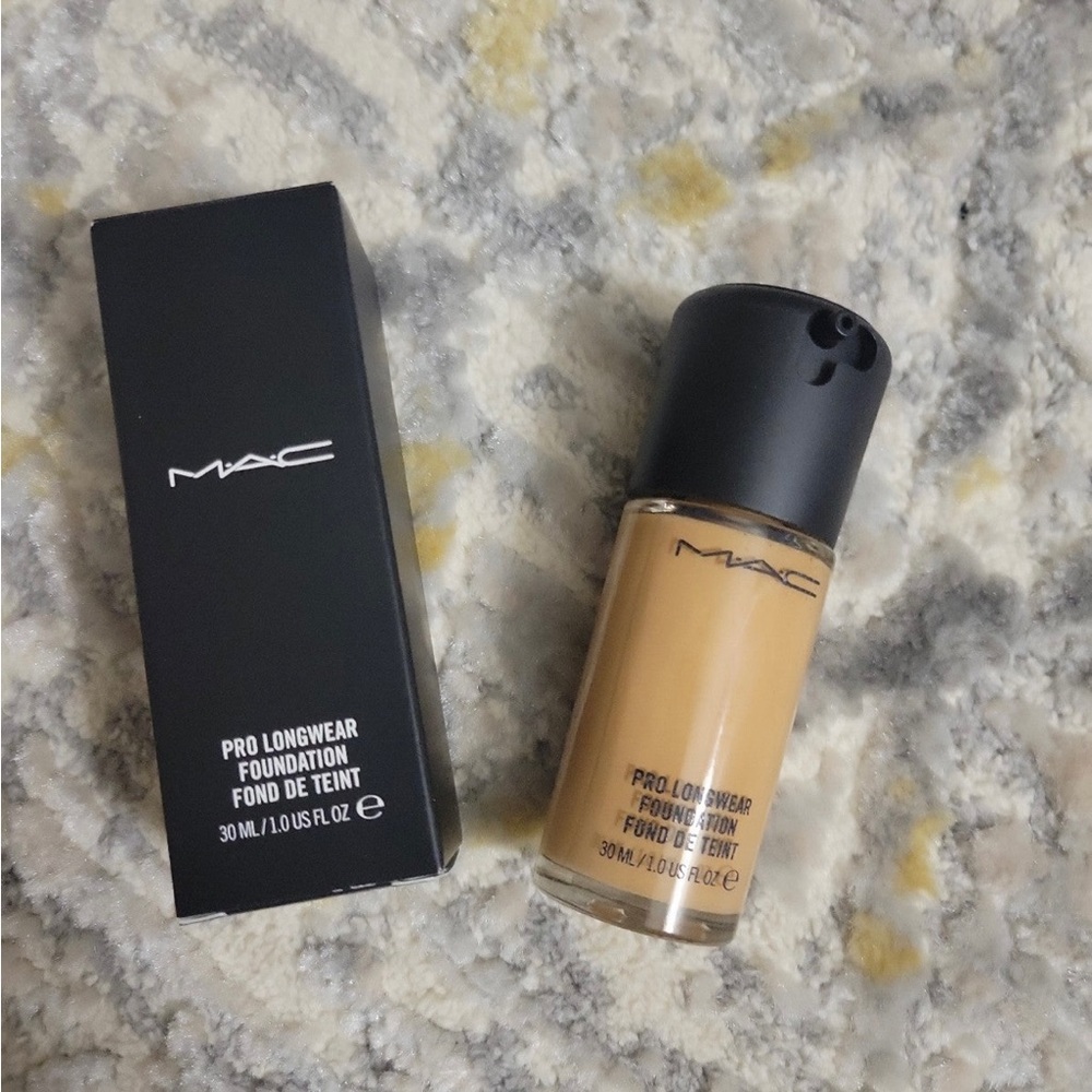 ISO Mac Prolongwear Foundation NC30